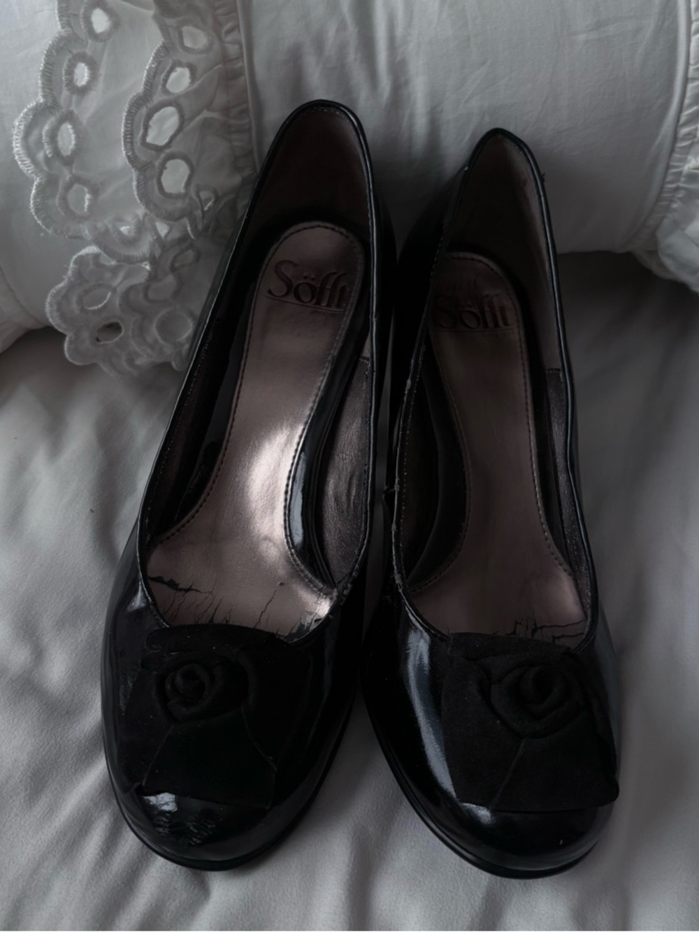 Sofft size 8 Black Patent Leather Floral Pump - Black